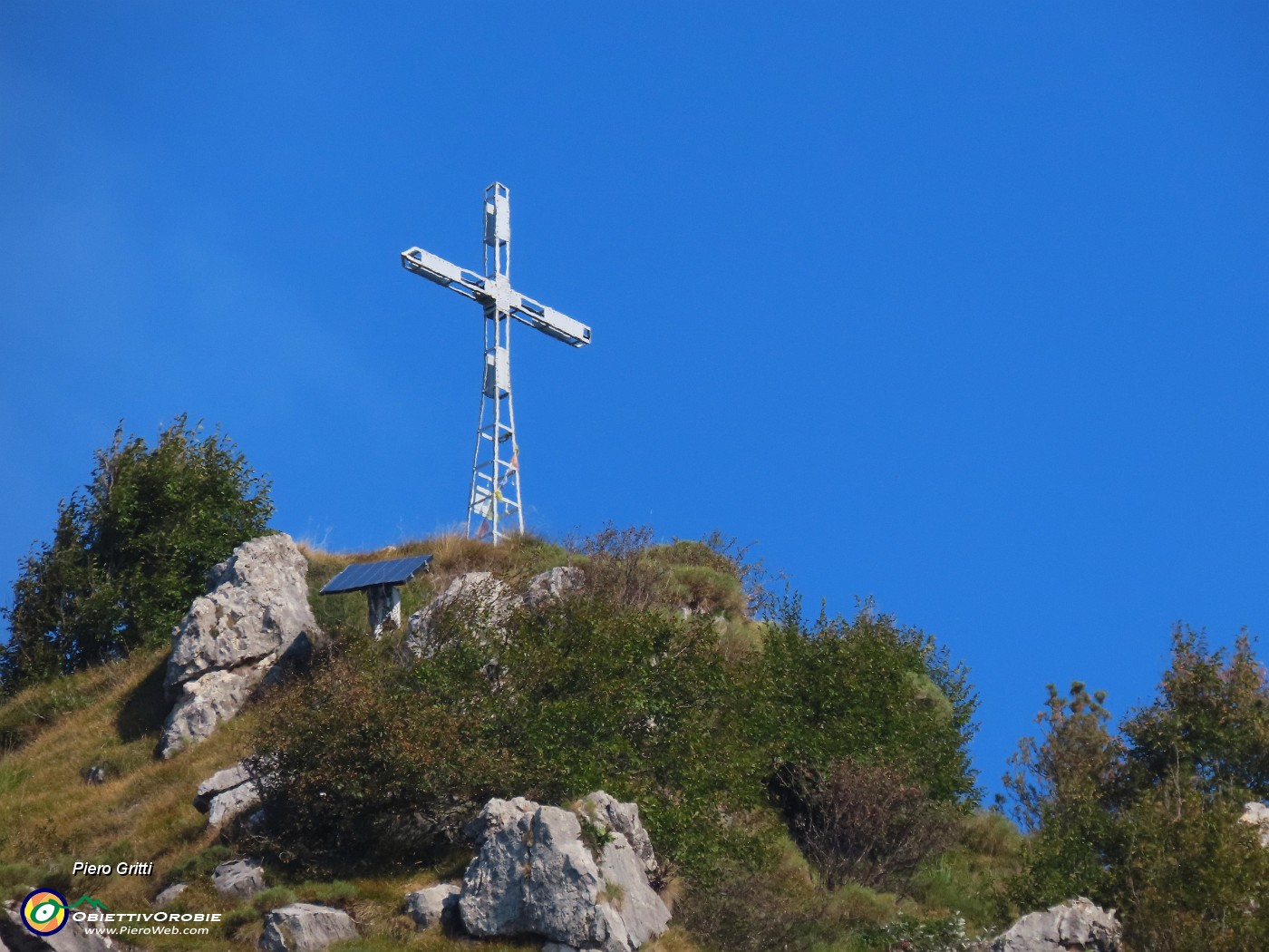 27 Zoom sulla cima con croce.JPG
